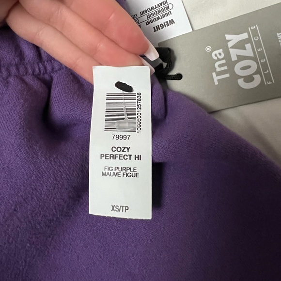 TNA ARITZIA COZY FLEECE 3” SHORTS (NWT) - Picture 4 of 5